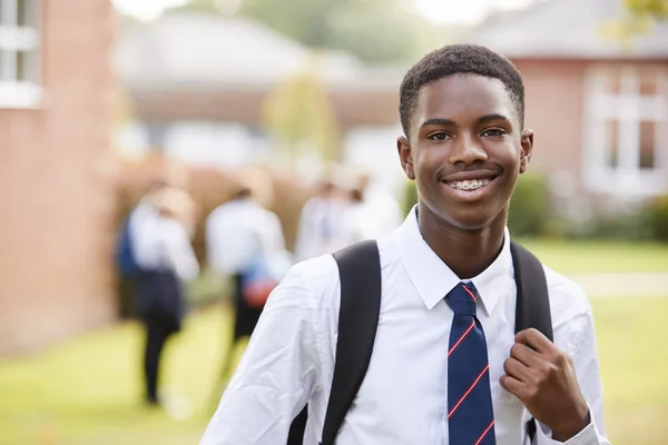 Portret Van Mannelijke Tiener Student Uniform Buiten Gebouwen — Stockfoto