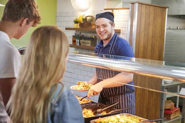 Tiener Studenten Being Served Maaltijd Kantine Van School — Stockfoto