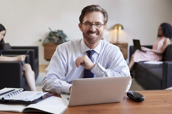 Geschäftsmann Mit Laptop Schreibtisch Lächelt Die Kamera — Stockfoto