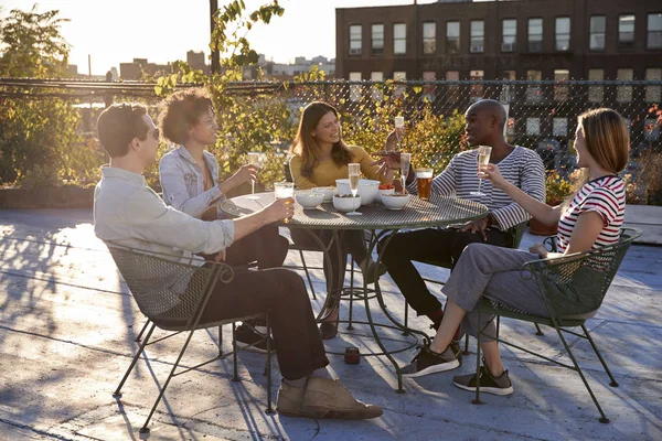 Five Friends Sit Talking Table New York Rooftop — Stock Photo, Image