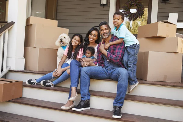 Familie Mit Kindern Und Hund Umzugstag Vor Dem Haus — Stockfoto