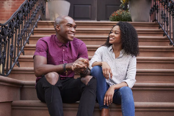 Casal Sentar Falar Sobre Stoop Brownstone Nova York — Fotografia de Stock