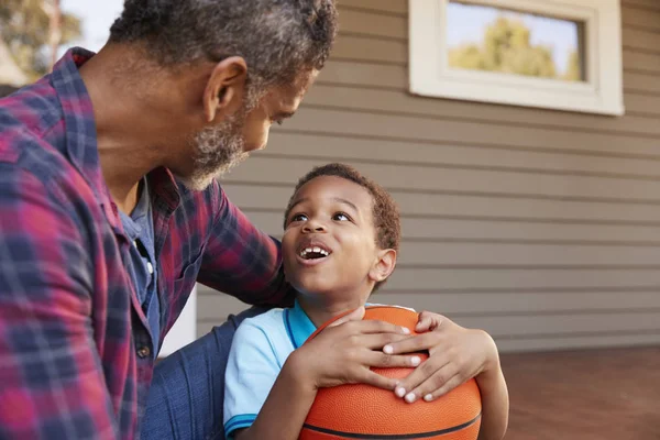 Vater Und Sohn Diskutieren Basketball Auf Der Veranda Ihres Hauses — Stockfoto