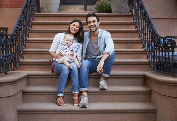 Familia Joven Con Niño Sentado Los Escalones Delanteros —  Fotos de Stock