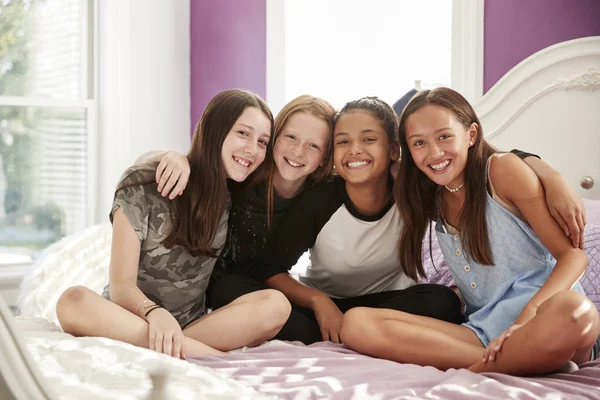 Quatro Meninas Adolescentes Sentadas Cama Olhando Para Câmera Close — Fotografia de Stock