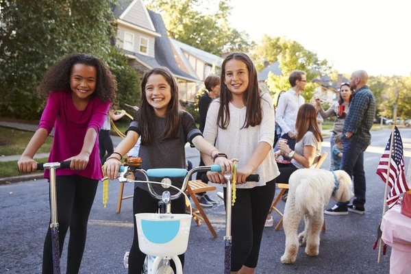 Három Előre Tini Lány Robogó Kerékpár Egy Blokk Fél — Stock Fotó