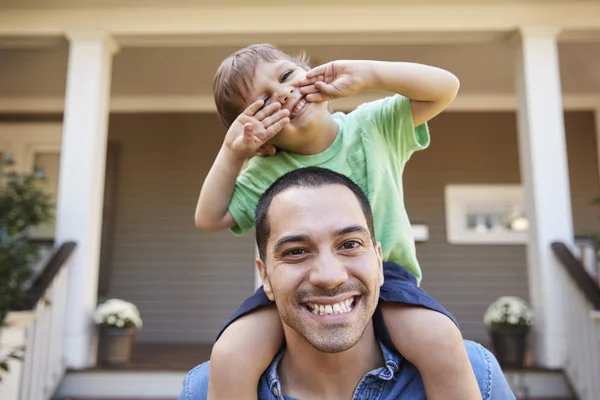 Padre Giving Figlio Giro Spalle Fuori Casa — Foto Stock