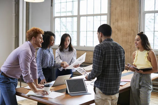 Jonge Creatieven Brainstormen Rond Een Tafel Het Werk — Stockfoto