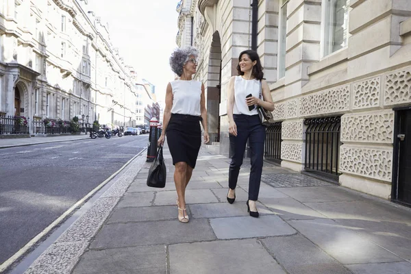 Dos Compañeras Caminando Por Calle Hablando — Foto de Stock