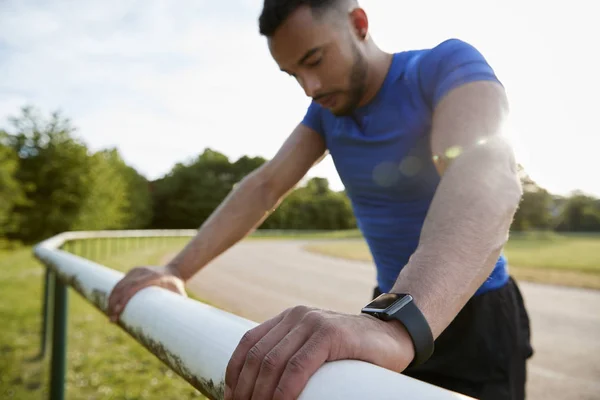 Athlète Masculin Appuyé Sur Clôture Sur Piste Course Gros Plan — Photo