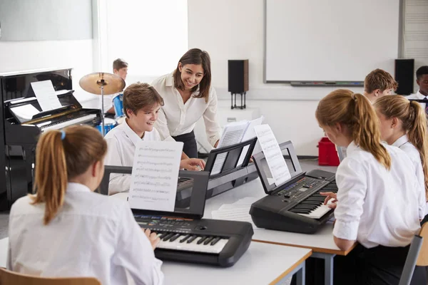 Estudantes Adolescentes Estudando Teclado Eletrônico Aula Música — Fotografia de Stock