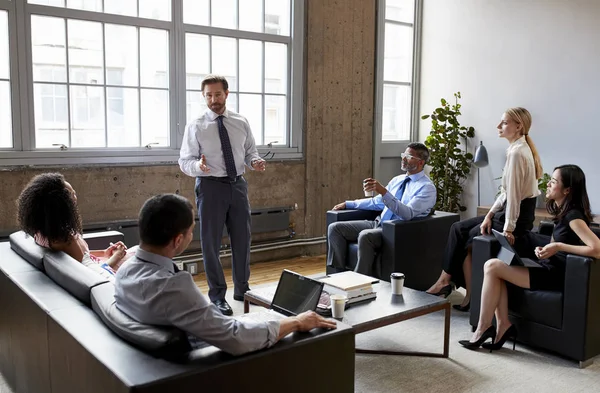 Zakenman Presenteert Aan Collega Tijdens Een Informele Bijeenkomst — Stockfoto