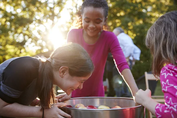 Genç Kızlar Bir Arka Bahçe Partide Elma Sallanan Süre Gülmek — Stok fotoğraf