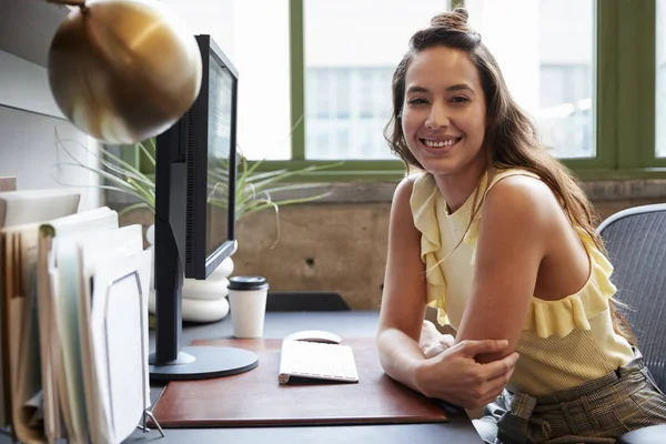 カメラに笑顔オフィス内のコンピューターで白人女性 — ストック写真