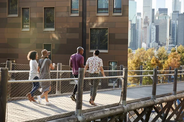 Gruppo Amici Che Camminano Con Manhattan Skyline Sullo Sfondo — Foto Stock