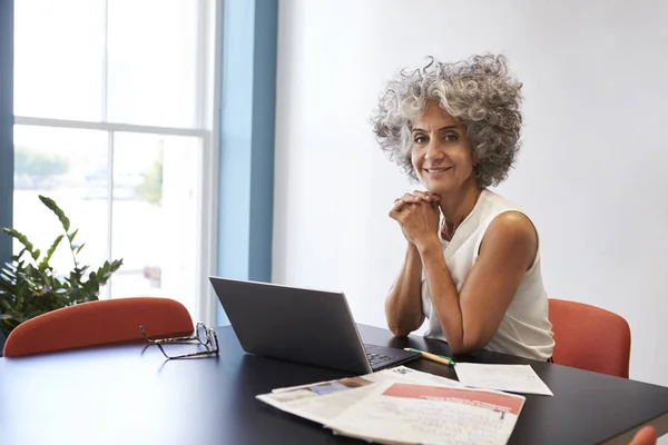 Kameraya Gülümseyen Bir Ofiste Çalışan Kadın Orta Yaşlı — Stok fotoğraf