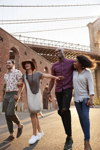 Gruppo Amici Che Camminano Vicino Ponte Brooklyn New York — Foto Stock