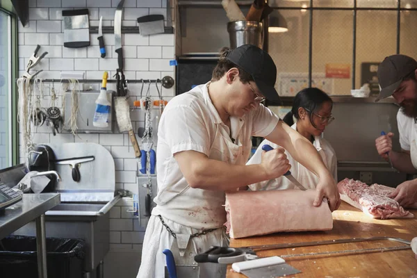 Drie Slagers Voorbereiden Vlees Stukken Vlees Bij Een Slager Shop — Stockfoto