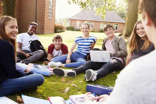 Teenage Studenti Sedí Venku Pracuje Projektu — Stock fotografie