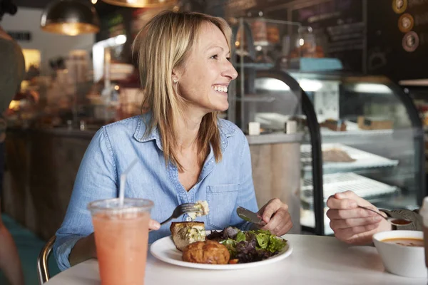 Kvinna Kaféet Sitter Vid Bord Äta Hälsosam Lunch — Stockfoto