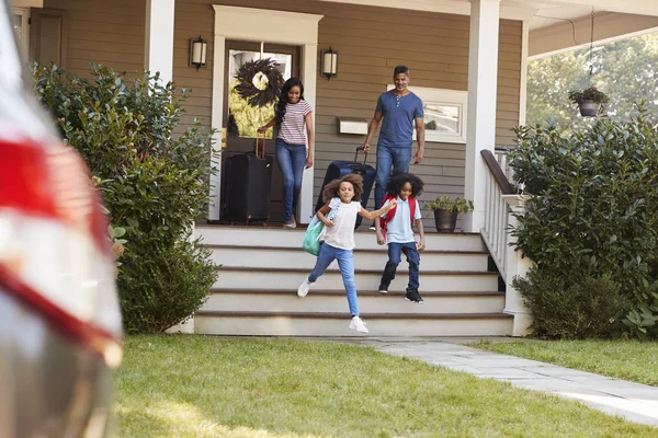 Familia Con Equipaje Saliendo Casa Para Vacaciones — Foto de Stock