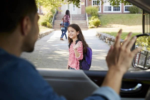 Pai Carro Deixando Filha Frente Dos Portões Escola — Fotografia de Stock