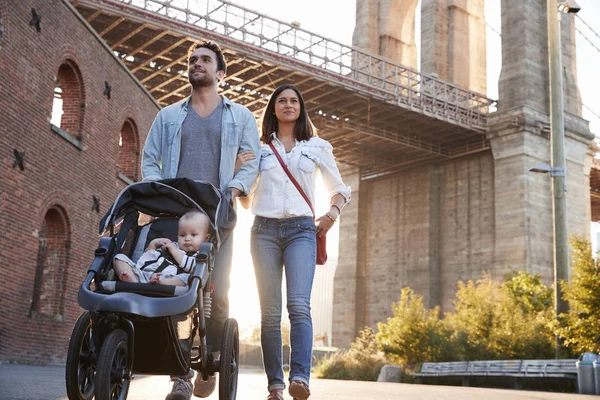 Ung Familj Med Dotter Att Promenad Gatan Närbild — Stockfoto