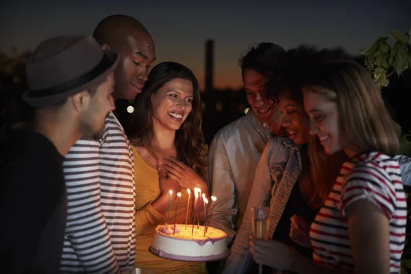 Jonge Volwassenen Vieren Met Een Cake Van Kindverjaardag Een Dak — Stockfoto