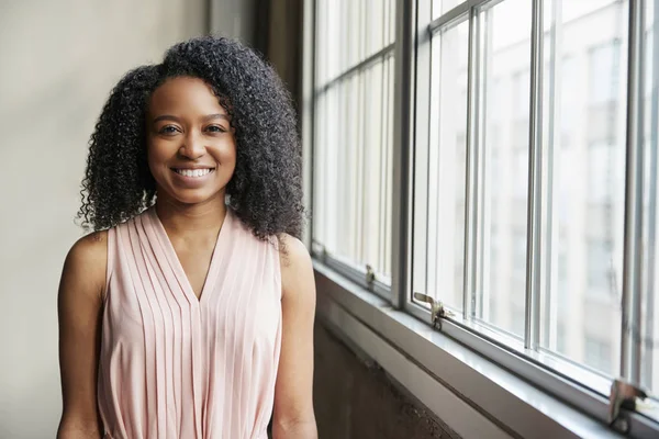 Jeune Femme Affaires Noire Par Fenêtre Regardant Caméra — Photo