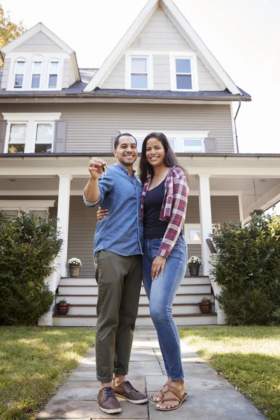 Portrait Couple Holding Keys New Home Moving Day — Stock Photo, Image