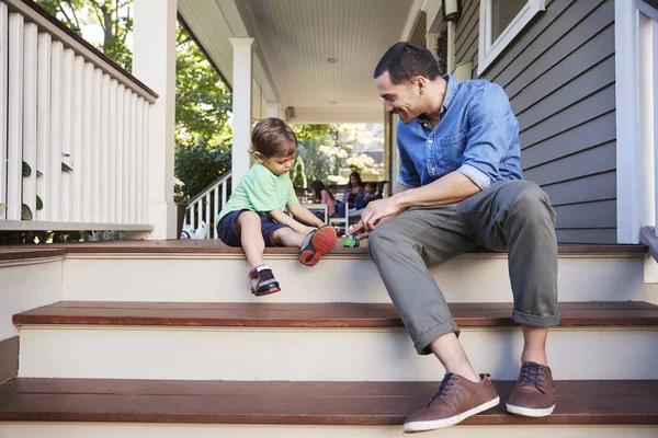 Vater Und Sohn Sitzen Auf Veranda Des Hauses Und Spielen — Stockfoto