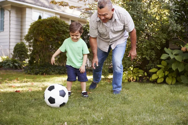 Avô Jogando Futebol Jardim Com Neto — Fotografia de Stock