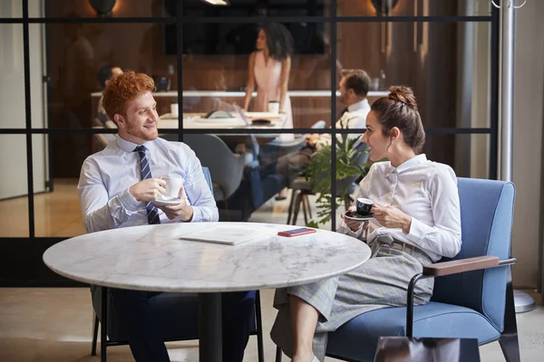 Männliche Und Weibliche Kollegen Reden Bei Kaffee Büro Café — Stockfoto