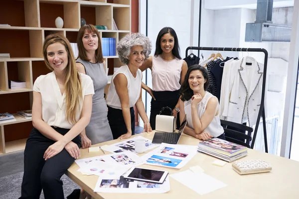 Tutto Team Creativo Femminile Sorride Alla Telecamera Ufficio — Foto Stock