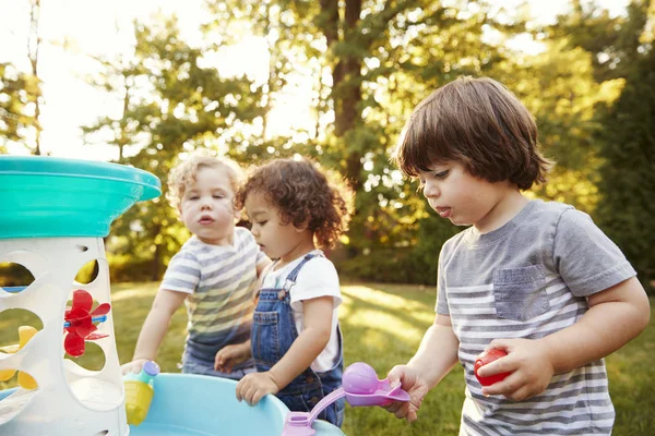 Gruppe Kleiner Kinder Spielt Mit Wasserspiegel Garten — Stockfoto