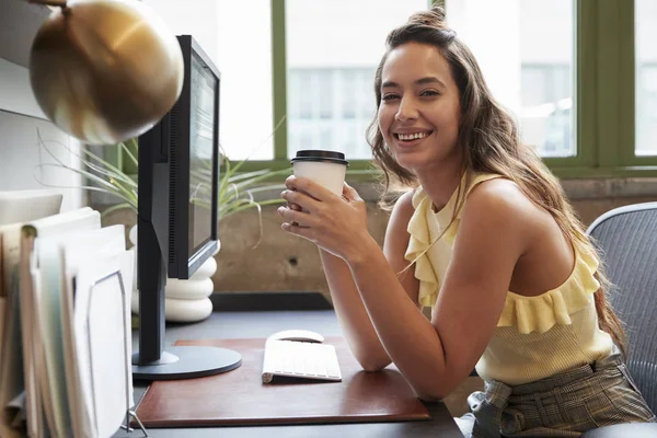 Kvinna Sitter Ett Kontor Med Kaffe Leende Till Kamera — Stockfoto