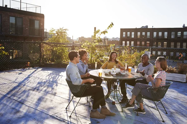 Cinco Amigos Sientan Hablar Una Mesa Tejado Nueva York — Foto de Stock