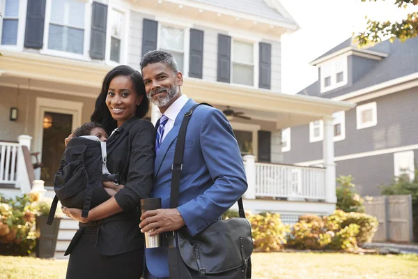 Porträt Eines Geschäftsmannes Mit Kleinem Sohn Der Das Haus Verlässt — Stockfoto