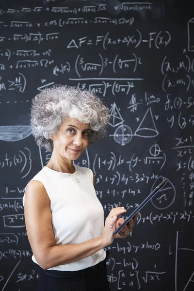 Mujer Académica Mediana Edad Pizarra Sonriendo Cámara —  Fotos de Stock