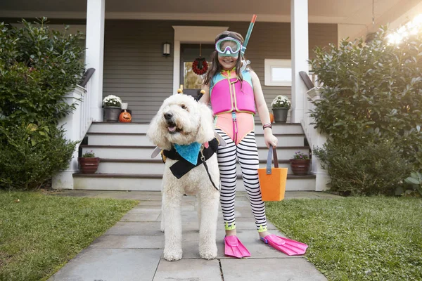 Hüner Tedavi Için Halloween Kostümleri Giyen Köpek Ile Kız — Stok fotoğraf