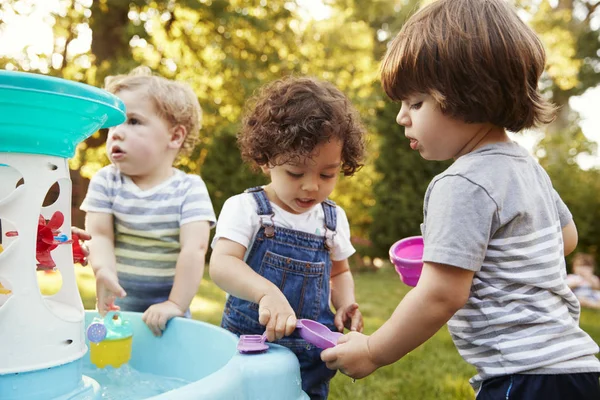 Gruppe Kleiner Kinder Spielt Mit Wasserspiegel Garten — Stockfoto