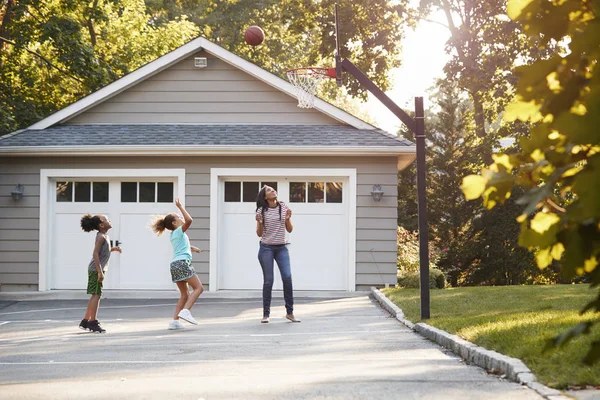 Madre Hijos Jugando Baloncesto Casa —  Fotos de Stock