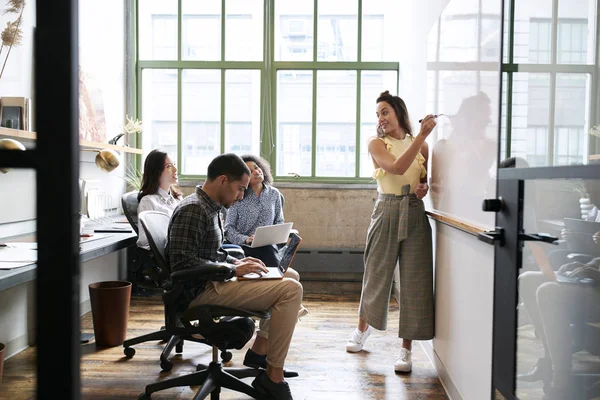 Woman Using Whiteboard Small Team Meeting — Stock Photo, Image
