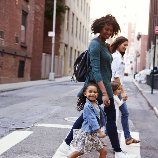 Due Amiche Madri Con Figlie Che Attraversano Strada Vicino — Foto Stock