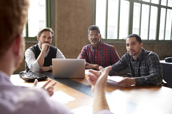 Lässig Gekleidete Männliche Kollegen Bei Einem Meeting Aus Nächster Nähe — Stockfoto