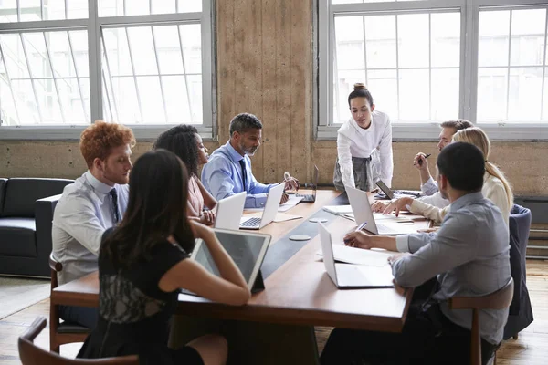 Vrouwelijke Manager Leunt Terwijl Adressering Team Van Bestuur Vergadering — Stockfoto