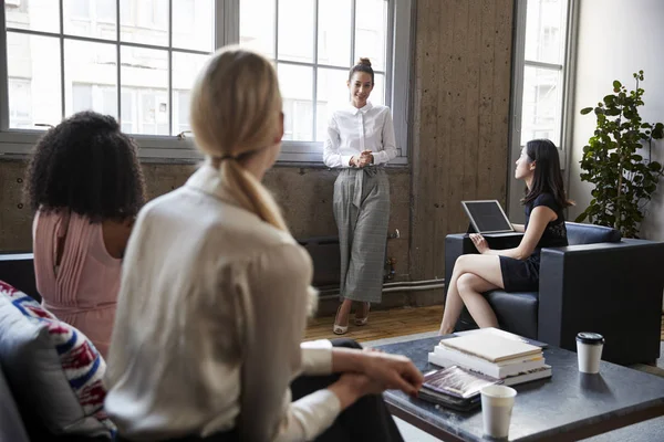 Standing Female Manager Talking Team Casual Meeting — Stock Photo, Image