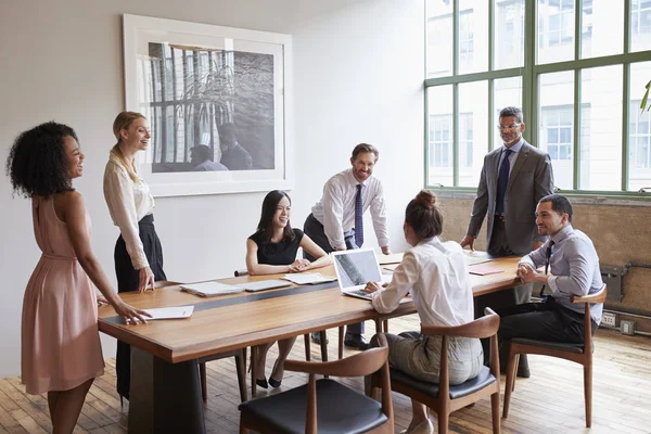 Jóvenes Profesionales Alrededor Una Mesa Una Reunión Negocios —  Fotos de Stock