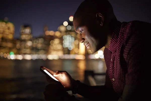 Arka Planda Şehir Manzarası Ile Gece Cep Telefonu Kullanan Adam — Stok fotoğraf