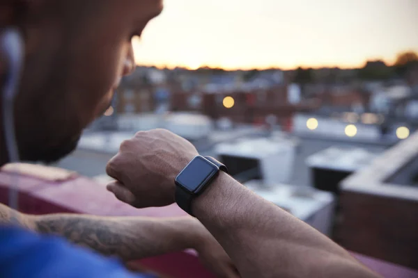 Mężczyzna Miejskiego Biegacza Sprawdza Czy Aplikacja Fitness Zegarek Smartwatch Bliska — Zdjęcie stockowe